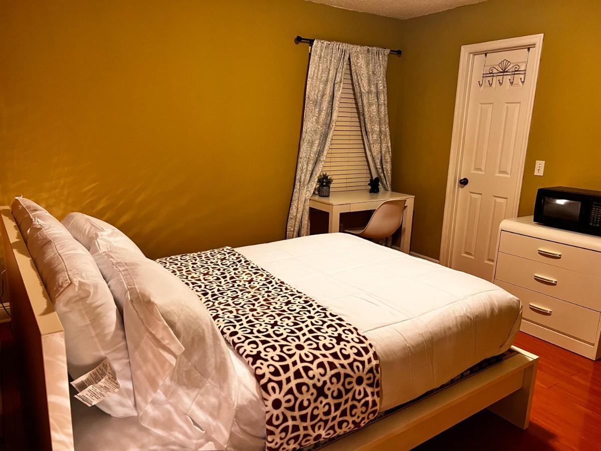 Spotless Guest With Shared Bathroom Privatunterkunft *